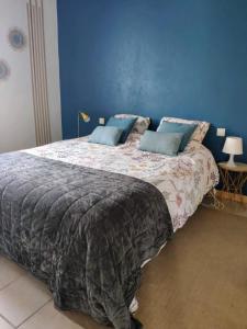 Katil atau katil-katil dalam bilik di Maison 3 étoiles avec piscine et jacuzzi extérieur près de Sarlat