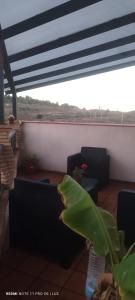 Un balcón con sillas, una mesa y una planta en Casa Rural - Vivienda Arado, 