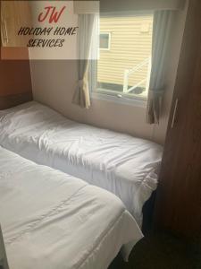 大德里菲爾德的住宿－Mike's Retreat，配有窗户的酒店客房内的两张床
