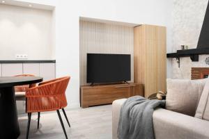 een woonkamer met een tv en een bank bij Modern 1-Bed Apartment with Wi-Fi in Torremolinos
