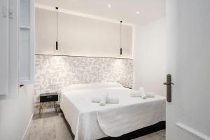 - une chambre avec un lit doté de draps et de placards blancs dans l'établissement Modern 1-Bed Apartment with Wi-Fi, à Torremolinos
