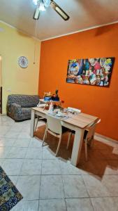 een woonkamer met een tafel en een bank bij Sikelia House Cefalù in Cefalù