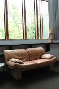 Big Modern Loft Apt - Central - 7 Beds, 9 Guests - Workers, Families, Groups, Teams的休息区