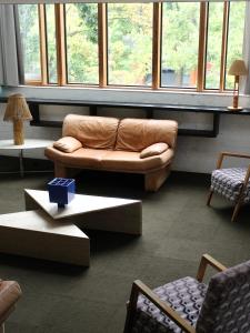 Big Modern Loft Apt - Central - 7 Beds, 9 Guests - Workers, Families, Groups, Teams的休息区