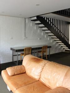 Big Modern Loft Apt - Central - 7 Beds, 9 Guests - Workers, Families, Groups, Teams的休息区