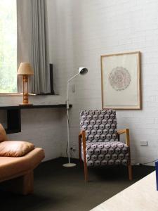 Big Modern Loft Apt - Central - 7 Beds, 9 Guests - Workers, Families, Groups, Teams的休息区