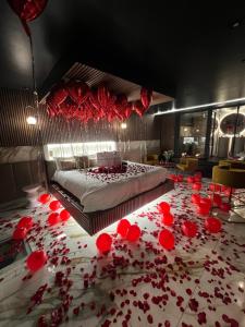 Zimmer mit einem Bett mit roten Blumen auf dem Boden in der Unterkunft Élixir in Martigues