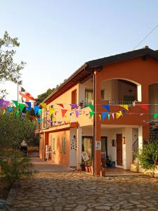 ein Haus mit bunten Flaggen davor in der Unterkunft B&B PIBITZOI in Nurallào