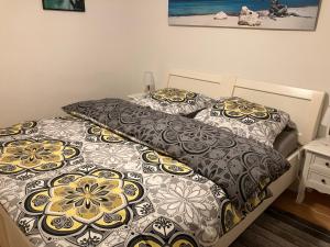 Un pat sau paturi într-o cameră la Ferienwohnung im Grünen mit Terrasse WF