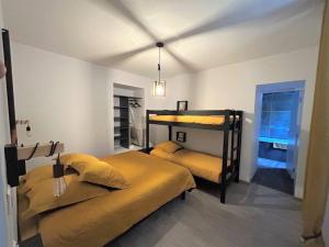 Posteľ alebo postele v izbe v ubytovaní Kentañ - Maison insolite intra-muros à Guérande