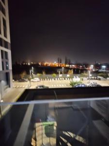 una vista de un estacionamiento por la noche en Corporate One Room Pipera Luxury, en Bucarest 11 fotos más