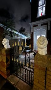 Una statua di leone dietro una recinzione di London charming bedroom flat a Londra
