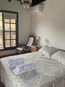 - une chambre avec un lit et 2 serviettes dans l'établissement Apart Lo de Jose, à Tandil