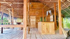 eine Holzhütte mit einer Theke und Holzböden in der Unterkunft Private Beachfront House with Kayak & Guided Tours in Changuinola