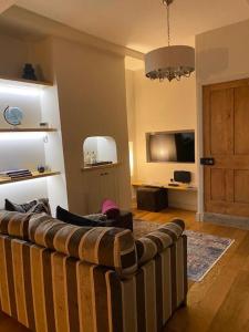 a living room with a couch and a television at 2 bedroom cottage in Stamford in Lincolnshire