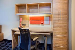 ein Büro mit einem Schreibtisch mit einem Stuhl und Schränken in der Unterkunft TownePlace Suites by Marriott Sioux Falls South in Sioux Falls