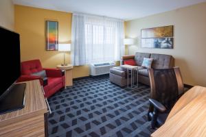 sala de estar con sofá y silla en TownePlace Suites by Marriott Sioux Falls South, en Sioux Falls