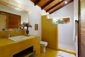 a bathroom with a sink and a toilet at Casa Baiana Pousada & Aconchego in Trancoso