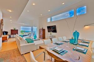 una sala de estar con una mesa y un sofá en Double Ocean View Villa Laguna Beach, en Laguna Beach
