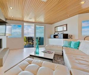 una sala de estar con un sofá y una mesa en Double Ocean View Villa Laguna Beach, en Laguna Beach