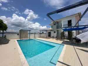 una piscina di fronte a una casa di Casa Florida do Lago a Guapé