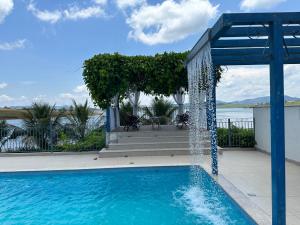 - une piscine avec une fontaine dans l'établissement Casa Florida do Lago, à Guapé