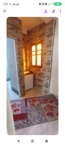 Habitación con baño, suelo de baldosa y ventana. en فيلا دوبلكس على البحر مباشره en El Arish