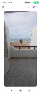 uma casa de banho com vista para a praia a partir de uma varanda em فيلا دوبلكس على البحر مباشره em El Arish