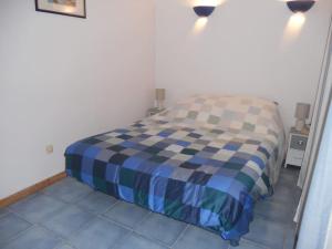 Ліжко або ліжка в номері Villa proche plage et centre ville - V06952