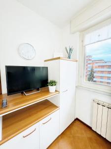 Il comprend un salon blanc doté d'une télévision à écran plat. dans l'établissement Luminoso, Versilia, Vicino al Mare, à Marina di Carrara