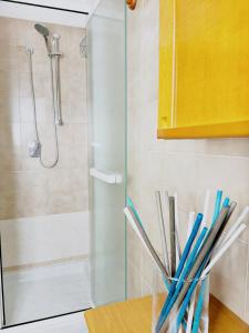 a glass vase filled with toothbrushes in a bathroom at Luminoso, Versilia, Vicino al Mare in Marina di Carrara