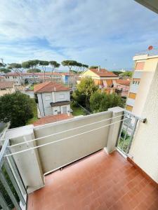 un balcon avec vue sur une ville dans l'établissement Luminoso, Versilia, Vicino al Mare, à Marina di Carrara