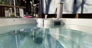 uma grande piscina de água com água em Green Escape em Asheville