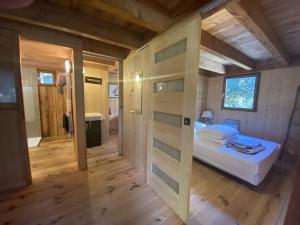 Giường trong phòng chung tại Chalet bois dans quartier calme - 4792