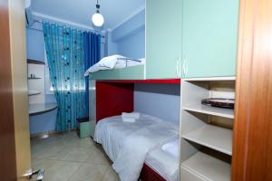 una camera con letto e libreria di Rio's Apartment a Berat