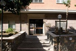 una entrada a un edificio con una puerta de cristal en Appartamento Palmira, en Roma