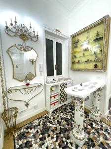 都靈的住宿－Stile Libero Guest House，一间带水槽和镜子的浴室