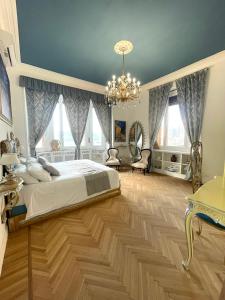 都靈的住宿－Stile Libero Guest House，一间卧室配有一张大床和一个吊灯。