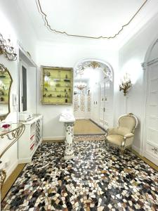 都靈的住宿－Stile Libero Guest House，浴室设有椅子、水槽和镜子