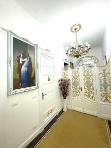 都靈的住宿－Stile Libero Guest House，一间有妇女画的房间