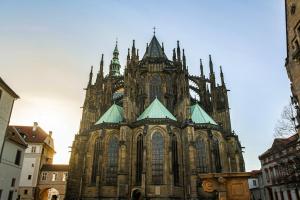 een grote kathedraal in een stad met een hemel bij Extravagant apartment in Prague in Praag