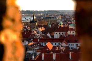 uitzicht op een stad met rode daken bij Extravagant apartment in Prague in Praag