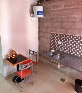 uma cozinha com um lavatório e uma mesa em Monoambientes Chamical em Chamical