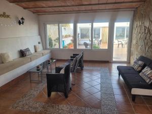 een woonkamer met een bank, een tafel en stoelen bij LA LLAR DE LAURA 2 in Amposta