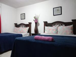 almohada rosa sobre una cama en una habitación en Historico maya, en Guatemala