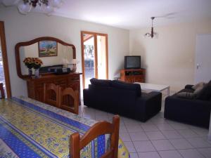 uma sala de estar com um sofá e uma mesa em Villa dans quartier résidentiel - V06493 em Soulac-sur-Mer
