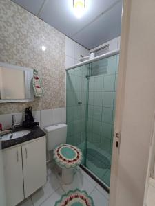 Баня в Apartamento Aconchegante em Serra condomínio com piscina 2QTS