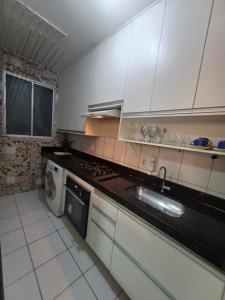 Cuina o zona de cuina de Apartamento Aconchegante em Serra condomínio com piscina 2QTS