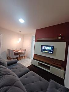 Телевизия и/или развлекателен център в Apartamento Aconchegante em Serra condomínio com piscina 2QTS