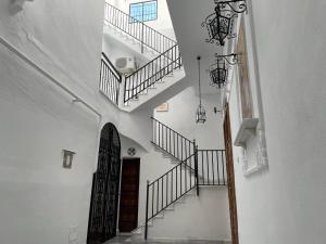 una vista aérea de un pasillo con escaleras y una puerta en Apartamentos San Francisco, en Sevilla